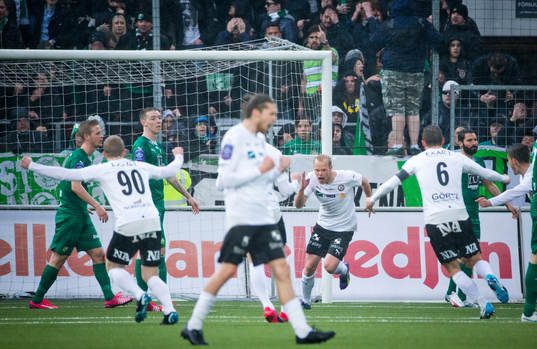 Örebros Patrik Haginge gör 1-0 och jublar