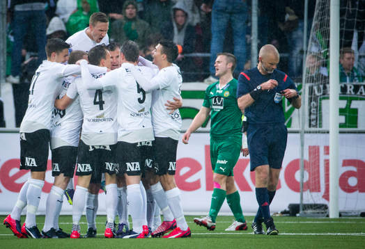 Örebros Patrik Haginge gör 1-0 och jublar med Nordin