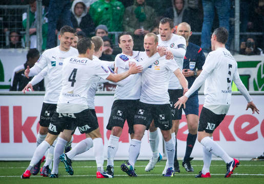Örebros Patrik Haginge gör 1-0 och jublar med Nordin
