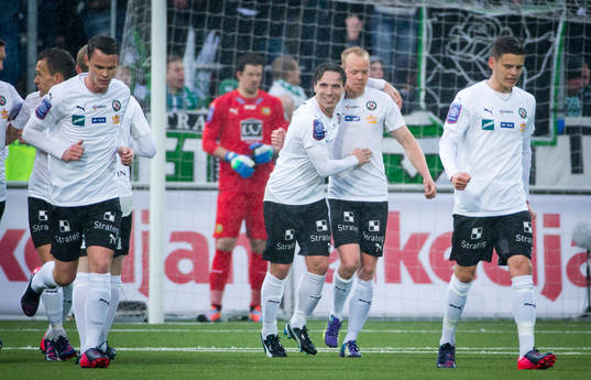 Örebros Patrik Haginge gör 1-0 och jublar med Nordin