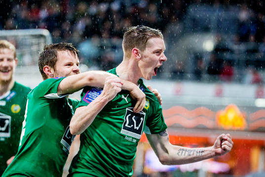 Hammarbys Birkir Már Saevarsson jublar framför klacken