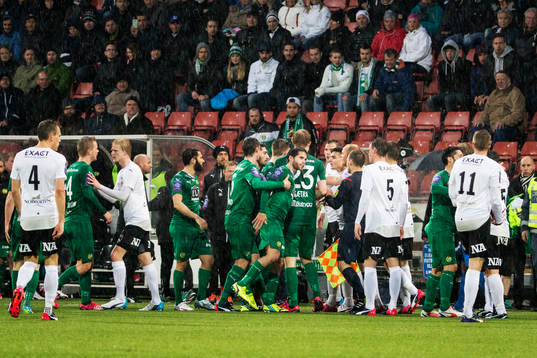 Stökigt mellan lagen i slutet av fotbollsmatchen i