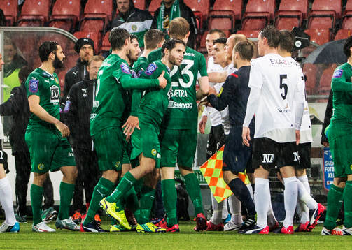 Stökigt mellan lagen i slutet av fotbollsmatchen i