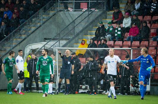 Grinigt och stökigt i slutet på matchen som resulterade i