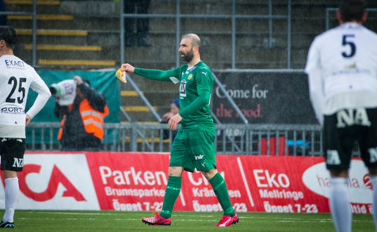 Hammarbys Kennedy Bakircioglu kliver av skadad och deppar