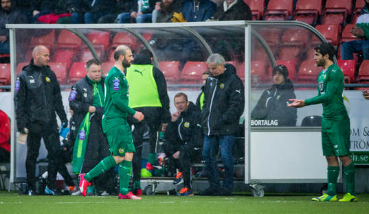 Hammarbys Kennedy Bakircioglu kliver av skadad  framför