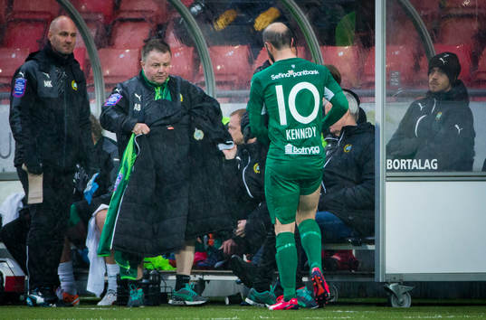 Hammarbys Kennedy Bakircioglu kliver av skadad  framför