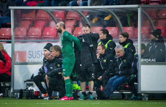 Hammarbys Kennedy Bakircioglu kliver av skadad  framför