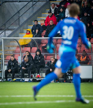 Örebros målvakt Oscar Jansson deppar på bänken och i