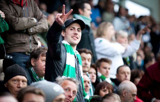 Hammarbys supporter gör peace-tecken