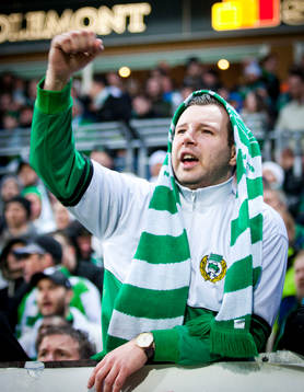 Hammarbysupporter jublar och sjunger