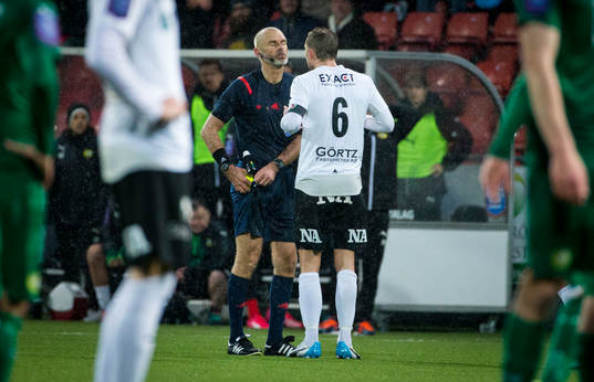 Örebros Robert Åhman Persson får gult kort