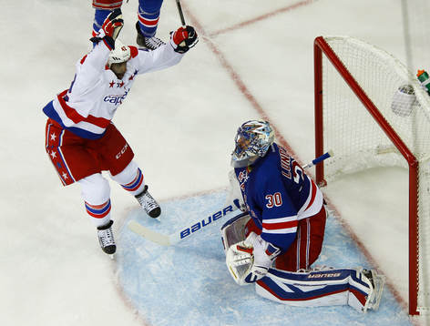 Washington Capitals Joel Ward (L) celebrates scoring the