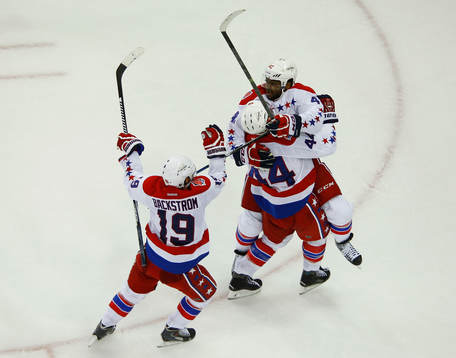 Washington Capitals Joel Ward (R) celebrates with teammates