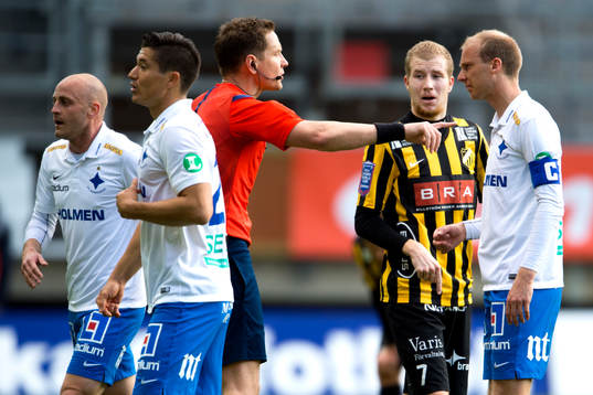 Domare Martin Strömbergsson diskuterar med Norrköpings