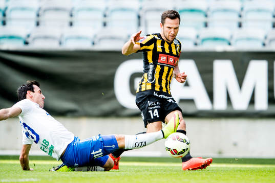 Norrköpings Nikola Tkalcic bryter skott från Häckens