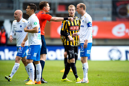 Domare Martin Strömbergsson diskuterar med Norrköpings