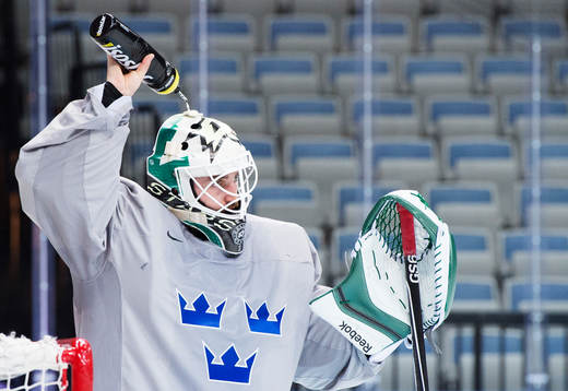 Målvakten Jhonas Enroth häller vatten på huvudet