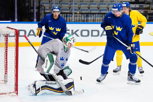 Målvakten Jhonas Enroth motar en puck när Loui Eriksson
