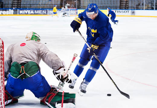 Målvakten Anders Nilsson motar ett skott från Loui