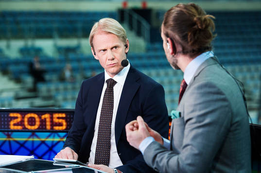 s Niklas Wikegård och Peter Jihde i tv-bolagets studio