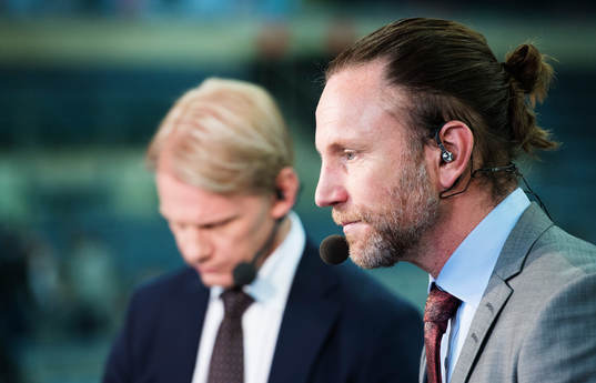 s Niklas Wikegård och Peter Jihde i tv-bolagets studio