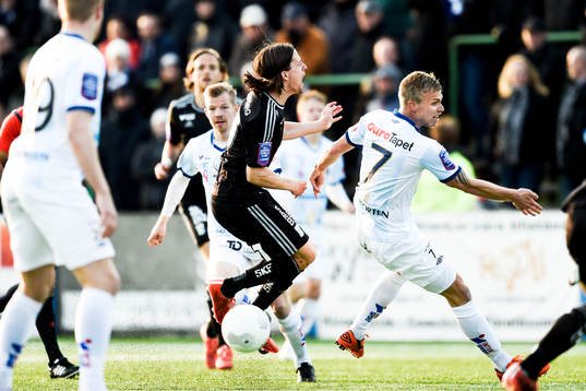Gefles Robin Nilsson kör över IFK Göteborgs Lasse Vibe