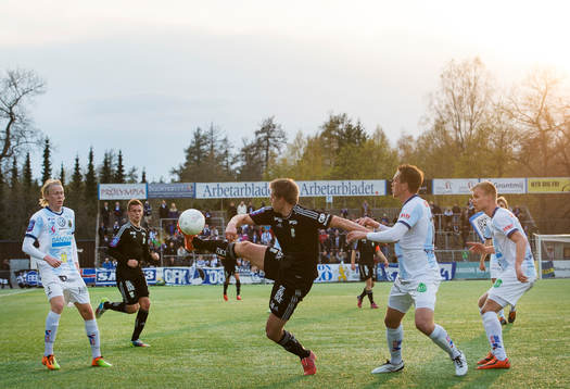 IFK Göteborgs Mikael Boman tar ner bollen och Gefles Jacob