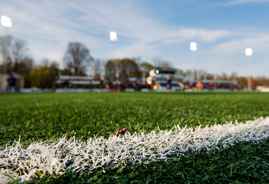Konstgräs på Strömvallen innan fotbollsmatchen i