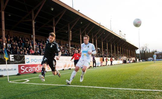 IFK Göteborgs Emil Salomonsson hinner ikapp bollen före
