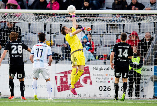 IFK Göteborgs målvakt John Alvbåge gör en räddning