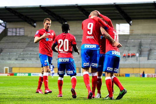Helsingborgs Robin Simovic jublar med lagkamraterna