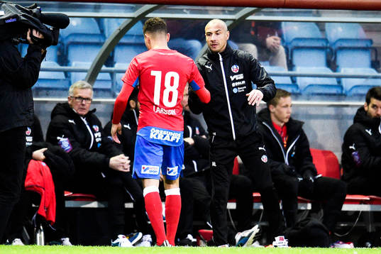 Helsingborgs Jordan Larsson blir utbytt och tackas utav sin