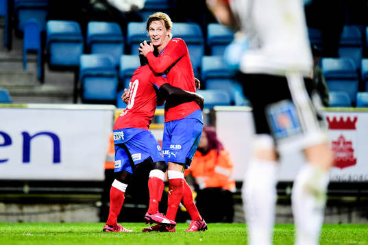 Helsingborgs Emil Krafth omfamnar Emmanuel Boateng