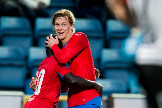 Helsingborgs Emmanuel Boateng kramas om av Emil Krafth