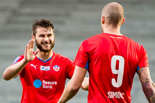 Helsingborgs Robin Simovic gratuleras av Astrit Ajdarevic