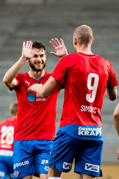 Helsingborgs Robin Simovic gratuleras av Astrit Ajdarevic