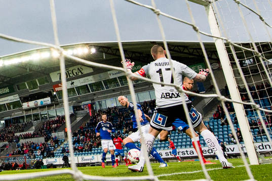 Helsingborgs Robin Simovic nickar in 1-0 bakom Sundsvalls