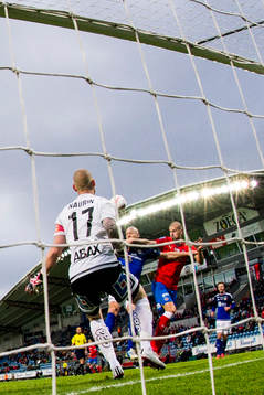 Helsingborgs Robin Simovic nickar in 1-0 bakom Sundsvalls