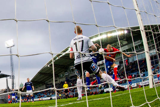 Helsingborgs Robin Simovic nickar in 1-0 bakom Sundsvalls