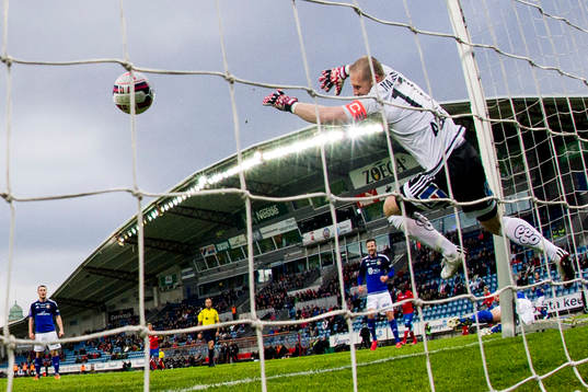 Sundsvalls målvakt Tommy Naurin försöker rädda 1-0