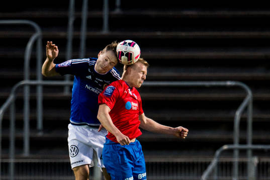 Sundsvalls Robert Lundström i nickduell med Helsingborgs