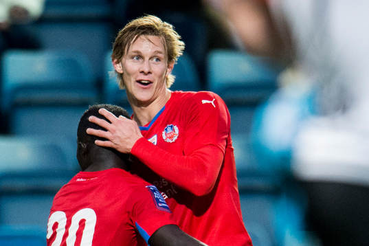 Helsingborgs Emmanuel Boateng kramas om av Emil Krafth