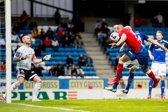 Helsingborgs Robin Simovic nickar in 1-0 bakom Sundsvalls