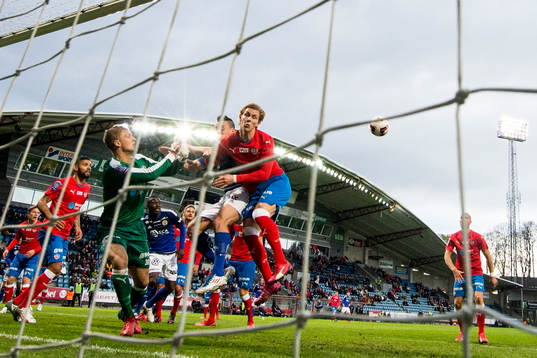 Helsingborgs målvakt Pär Hansson och Emil Krafth mot