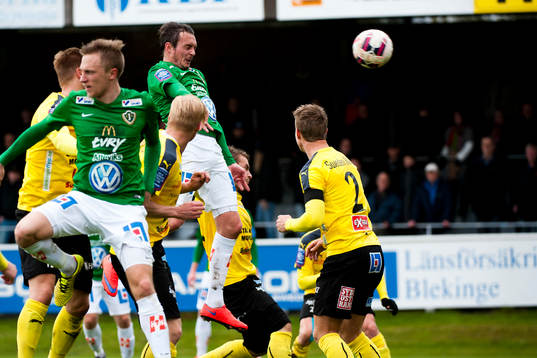 Jönköpings Södras Ronny Sabo nickar in 0-1 målet