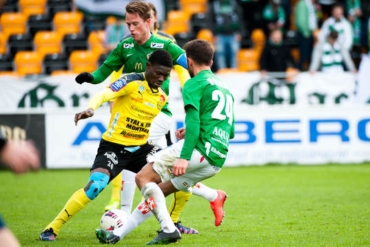 Mjällbys Kwame Bonsu mellan Jönköpings Södras Tommy