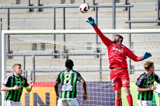 Gais målvakt Tommi Vaiho räddar