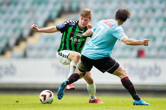Gais Bragi Bergsson går förbi Brommapojkarnas Gabriel