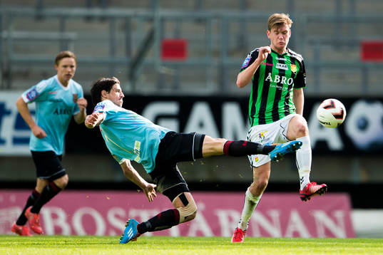 Brommapojkarnas Gabriel Petrovic försöker nå bollen